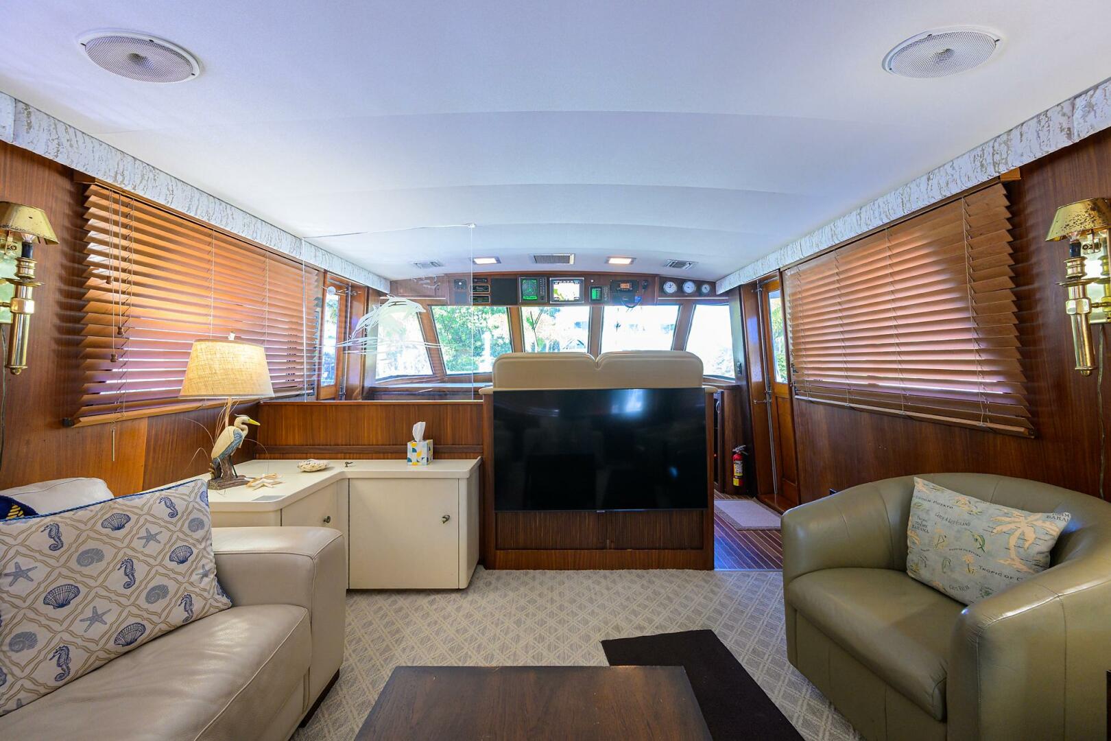 Hatteras-63 Motor Yacht 1987-Phantom Jupiter-Florida-United States-Hatteras 63  Phantom  Salon Seating and TV-5908794 | Thumbnail