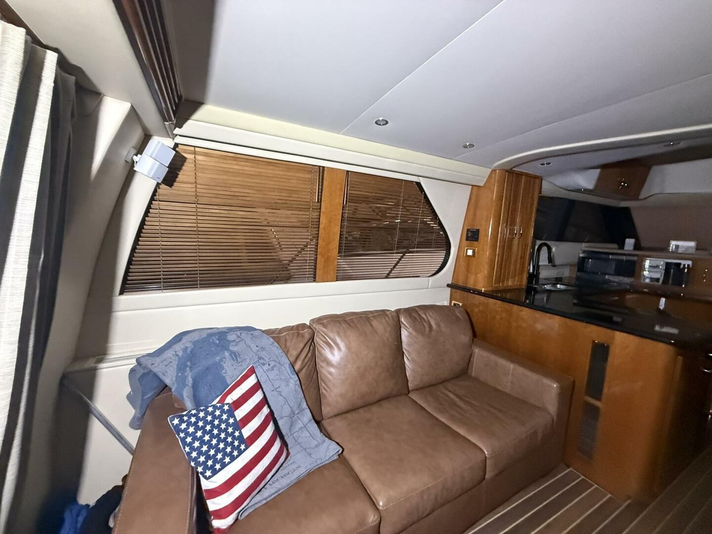 Carver-460 voyager 2004 -LA SALLE-Michigan-United States-UPGRADED COUCH-5916832 | Thumbnail