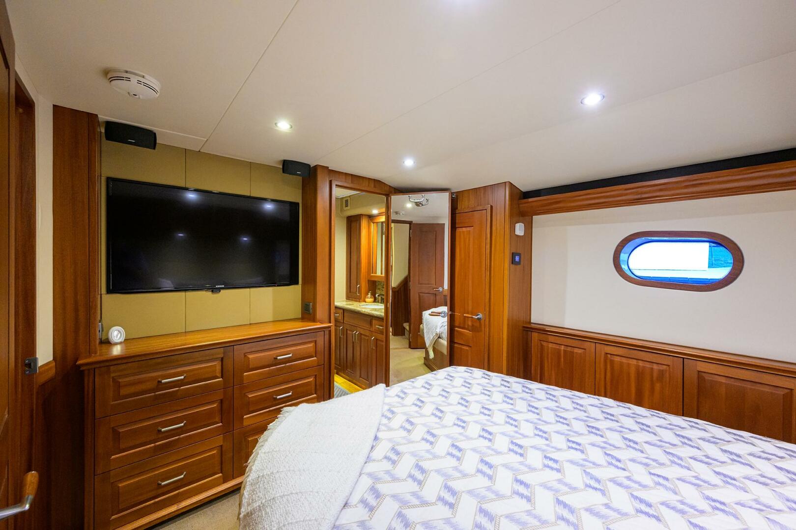 Hatteras-GT63 2013-Reelin N Dealin Palm City-Florida-United States-Hatteras 63 Reelin N Dealin  Interior Master Stateroom-5934089 | Thumbnail
