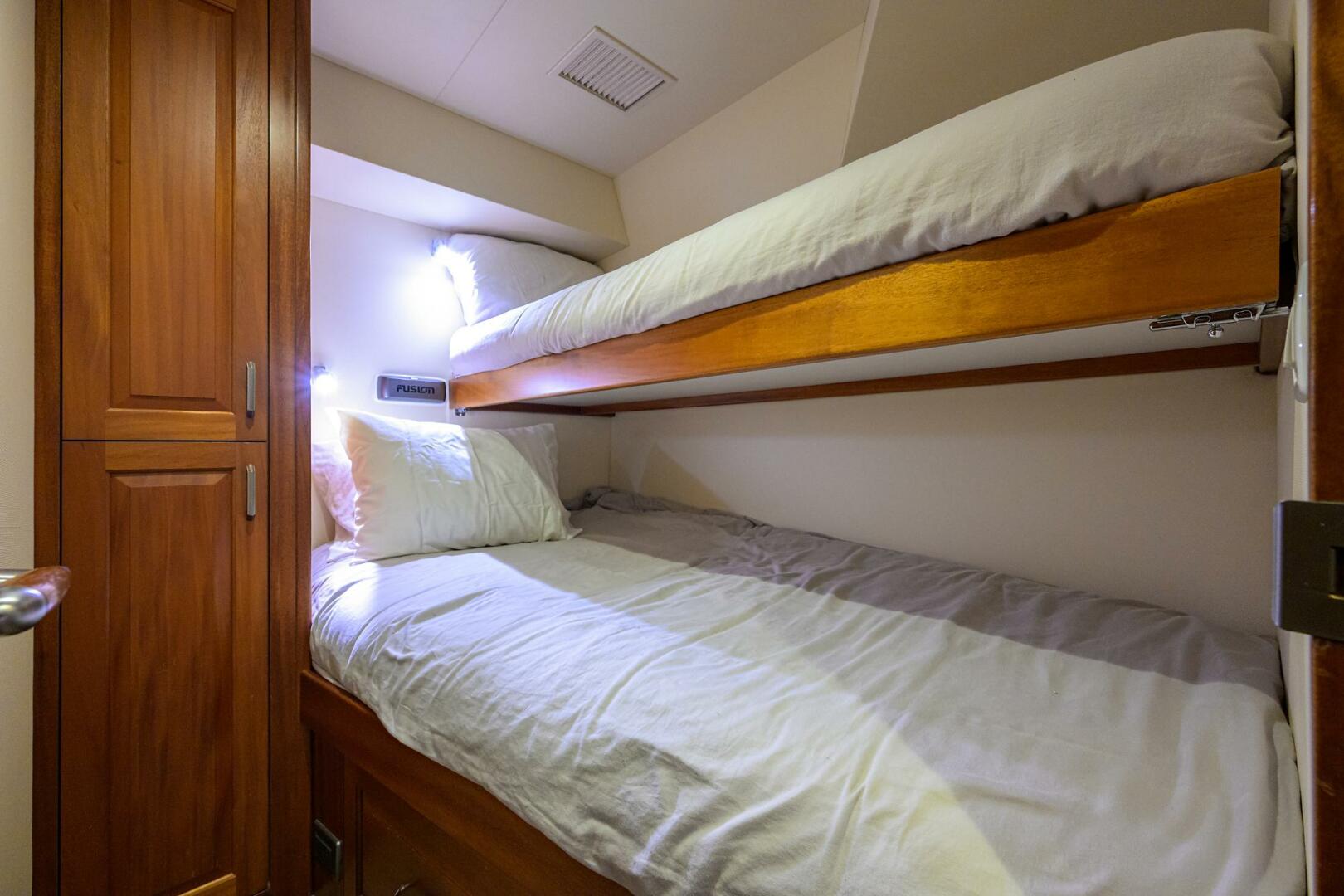 Hatteras-GT63 2013-Reelin N Dealin Palm City-Florida-United States-Hatteras 63 Reelin N Dealin  Interior Guest Stateroom-5934096 | Thumbnail