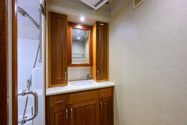 Hatteras-GT63 2013-Reelin N Dealin Palm City-Florida-United States-Hatteras 63 Reelin N Dealin  Interior Guest Stateroom Head-5934097