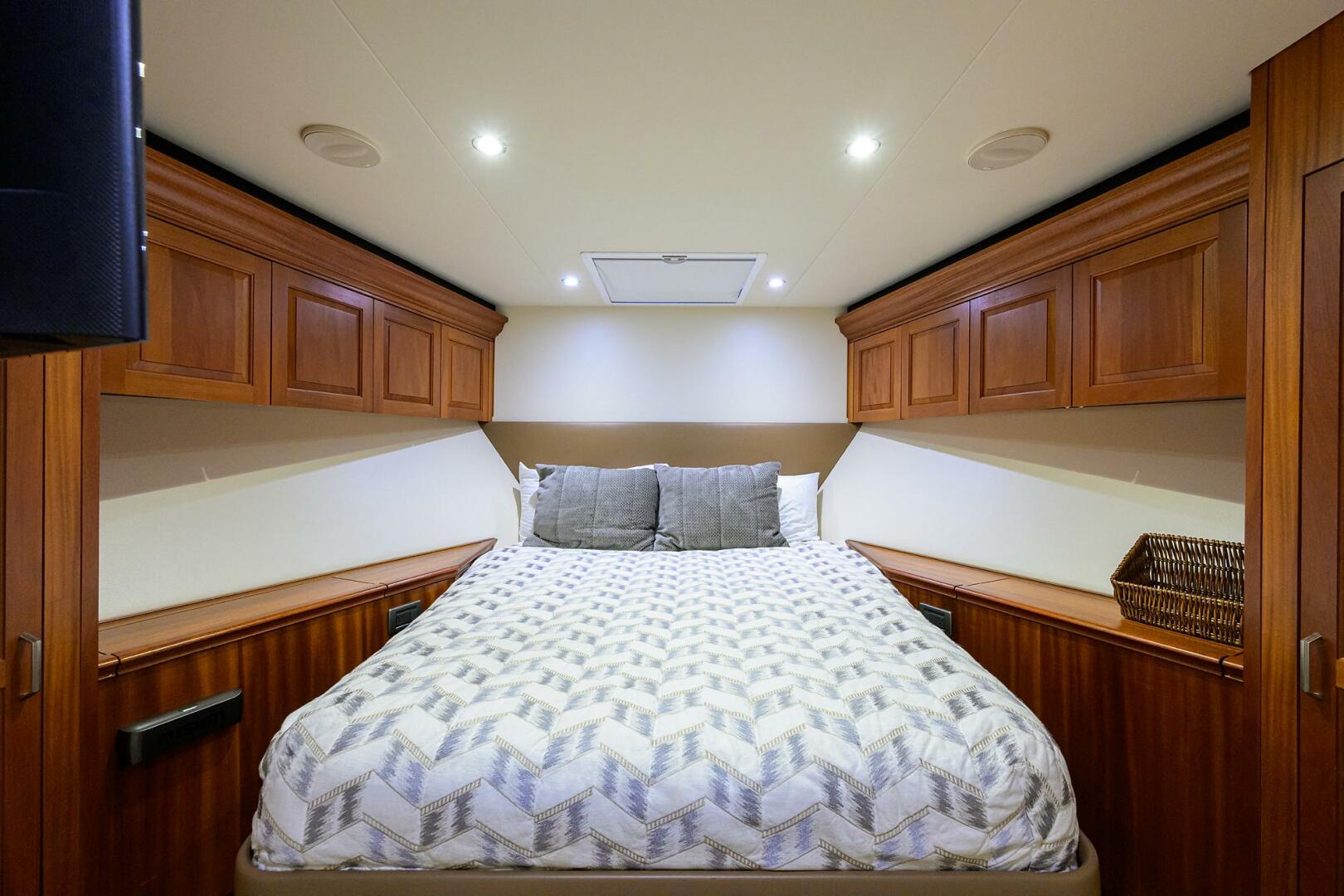 Hatteras-GT63 2013-Reelin N Dealin Palm City-Florida-United States-Hatteras 63 Reelin N Dealin  Interior Guest Stateroom-5934093 | Thumbnail