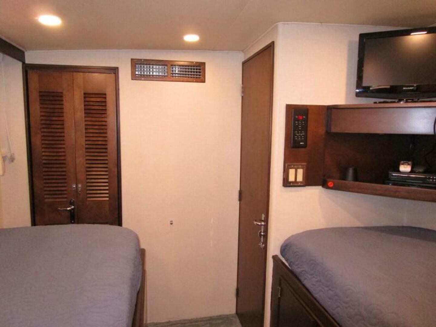 Burger-Flush Deck with Flybridge 1986-SHEPSL X Ft. Lauderdale-Florida-United States-Starboard Guest Looking Aft -5935216 | Thumbnail