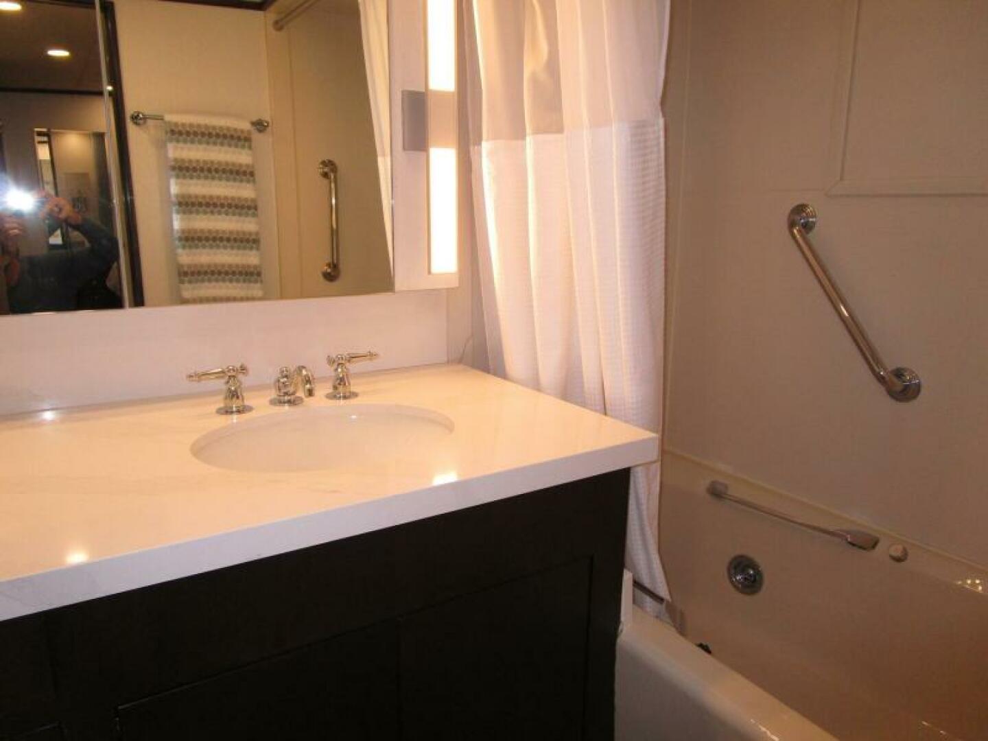 Burger-Flush Deck with Flybridge 1986-SHEPSL X Ft. Lauderdale-Florida-United States-Her Jacuzzi Tub -5935208 | Thumbnail