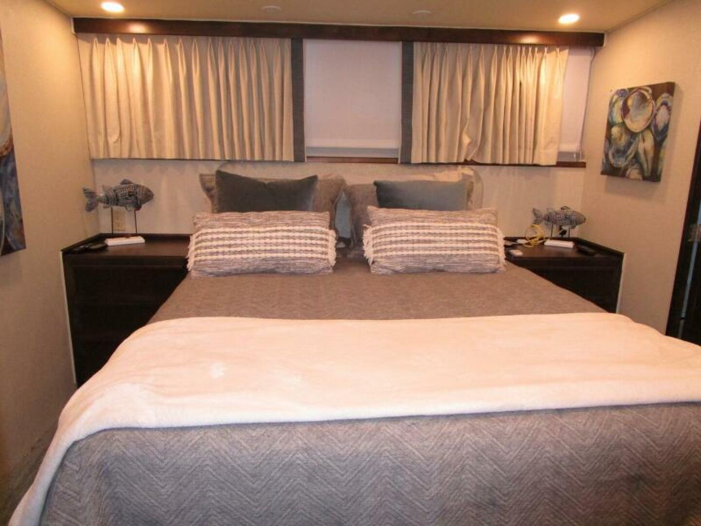 Burger-Flush Deck with Flybridge 1986-SHEPSL X Ft. Lauderdale-Florida-United States-Port Side VIP Looking Outboard  -5935209 | Thumbnail