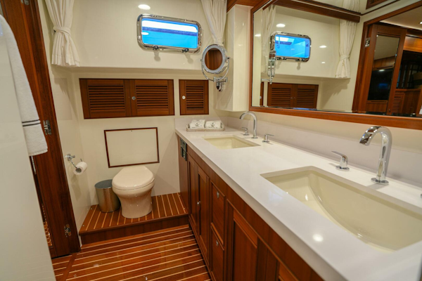 Marlow-Explorer 70E-CB 2025-ENTERPRISE Clearwater-Florida-United States-Master Stateroom Head Facing Starboard-5944262