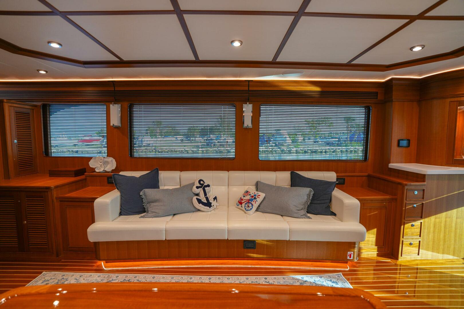 Marlow-Explorer 70E-CB 2025-ENTERPRISE Clearwater-Florida-United States-Salon Facing Starboard-5944233 | Thumbnail