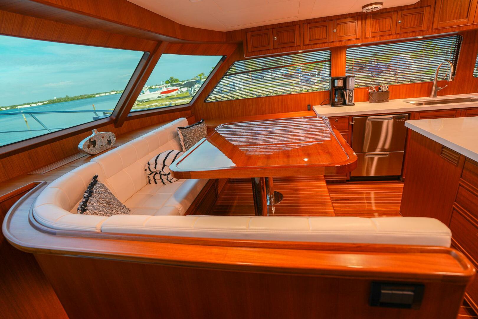 Marlow-Explorer 70E-CB 2025-ENTERPRISE Clearwater-Florida-United States-Forward Dinette Facing Starboard-5944247 | Thumbnail