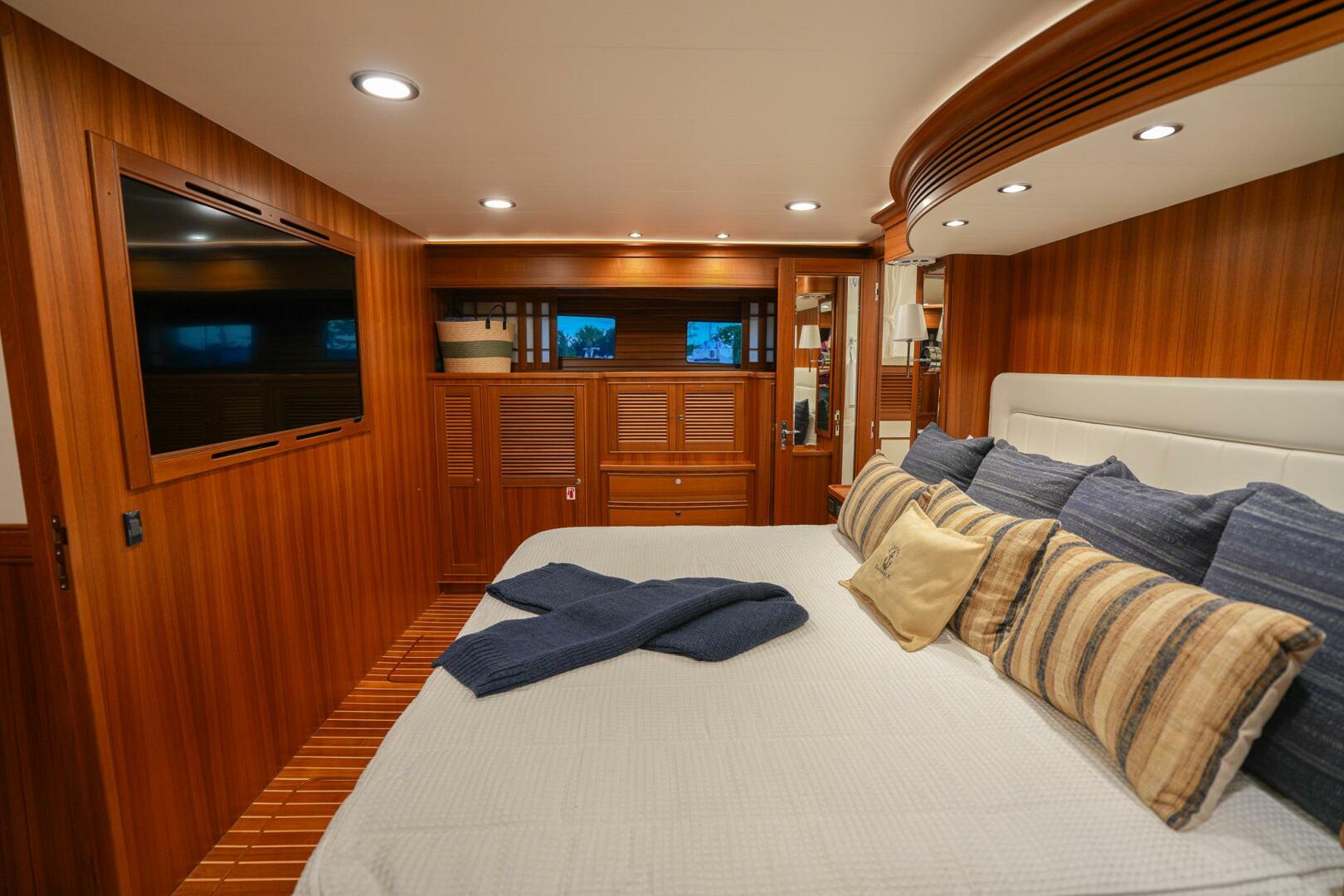 Marlow-Explorer 70E-CB 2025-ENTERPRISE Clearwater-Florida-United States-Master Stateroom Facing Starboard-5944258 | Thumbnail