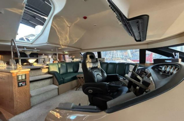 Carver-530 Voyager 1998-Moonstruck Charlestown-Massachusetts-United States-5984558