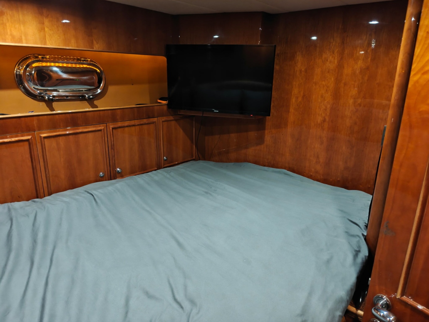 Horizon-Elegance 82 2007-RAYS Palm Beach-Florida-United States-Captains Cabin Looking Aft-6225620 | Thumbnail