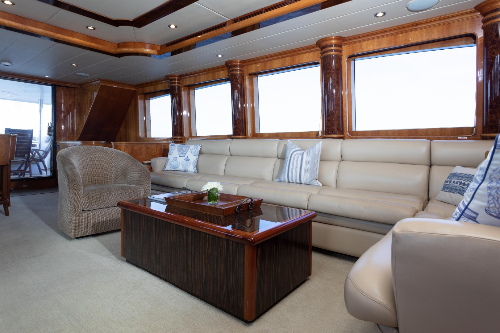 Horizon-Elegance 82 2007-RAYS Palm Beach-Florida-United States-Salon Settee Looking Aft-6019888 | Thumbnail