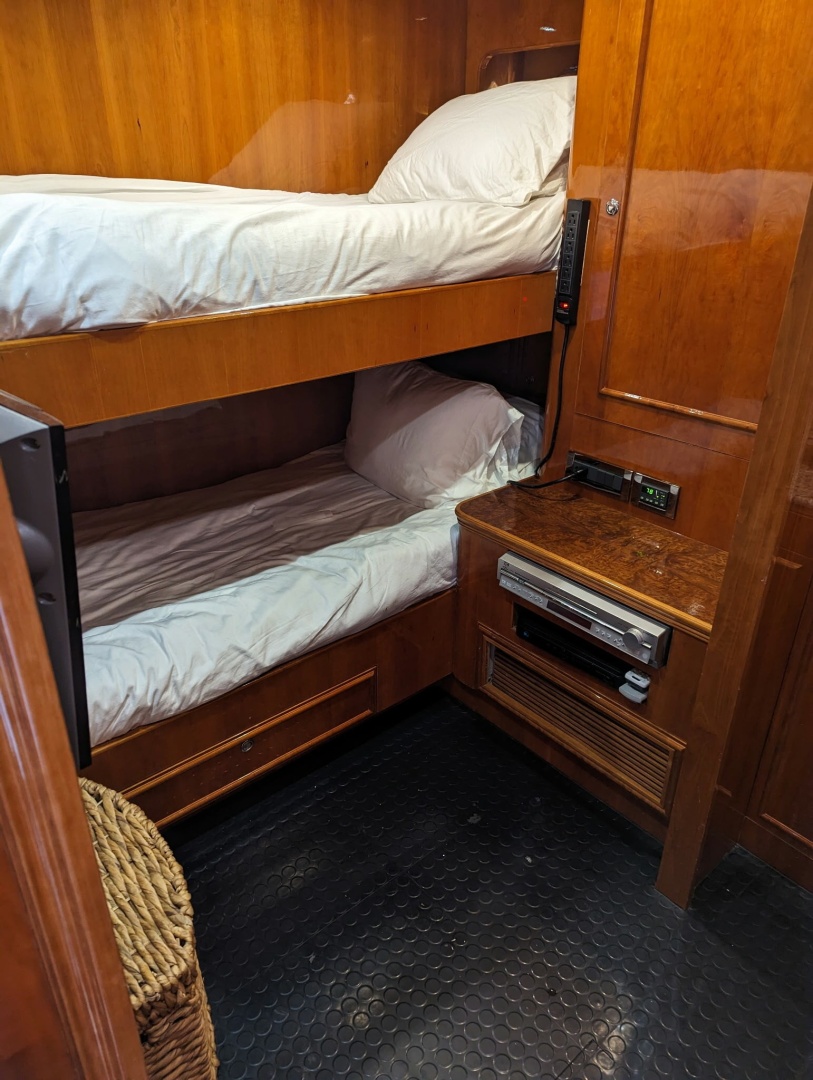 Horizon-Elegance 82 2007-RAYS Palm Beach-Florida-United States-Crew Cabin Looking Forward-6225616 | Thumbnail