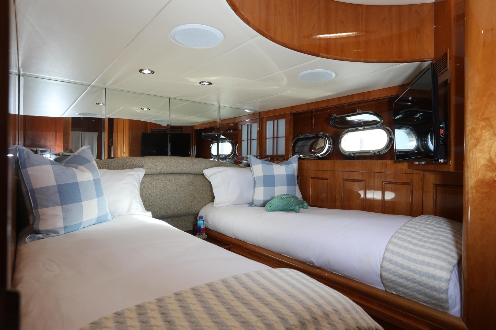 Horizon-Elegance 82 2007-RAYS Palm Beach-Florida-United States-Portside Twin Cabin-6019894 | Thumbnail