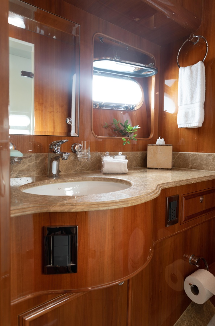 Horizon-Elegance 82 2007-RAYS Palm Beach-Florida-United States-Twin Cabin Head-6019895 | Thumbnail