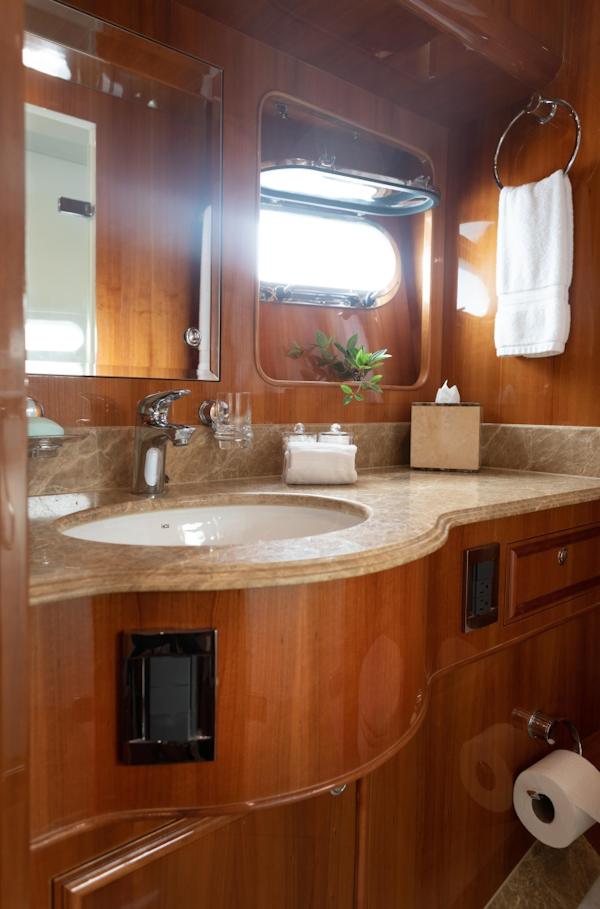 Horizon-Elegance 82 2007-RAYS Palm Beach-Florida-United States-Twin Cabin Head-6019895