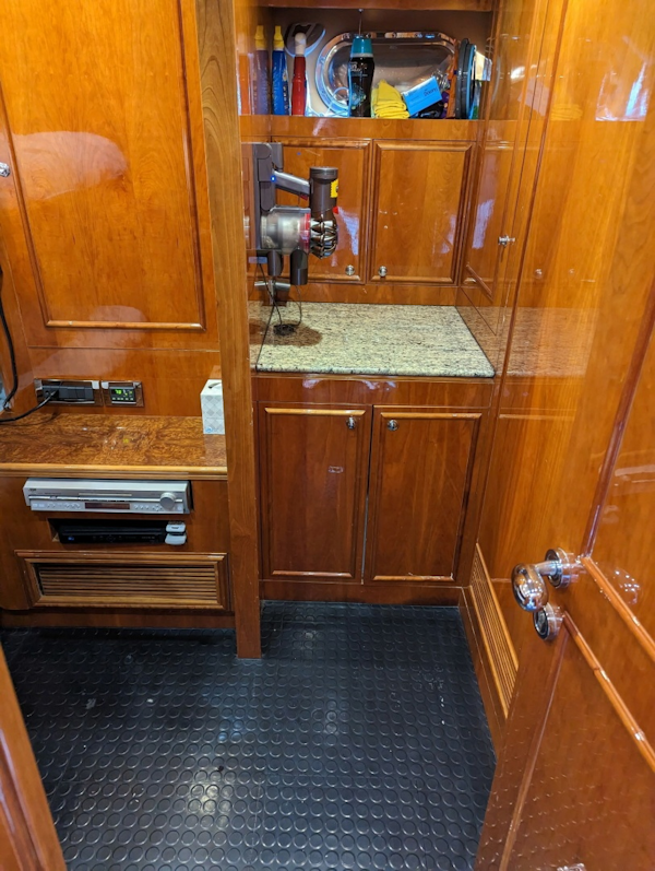 Horizon-Elegance 82 2007-RAYS Palm Beach-Florida-United States-Crew Cabin Looking Outboard-6225617