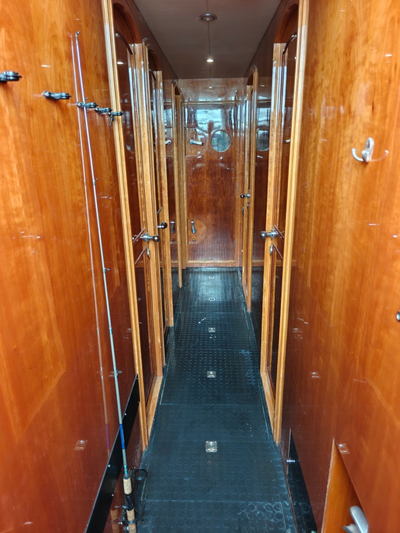 Horizon-Elegance 82 2007-RAYS Palm Beach-Florida-United States-Crew Companionway Looking Forward -6225615 | Thumbnail