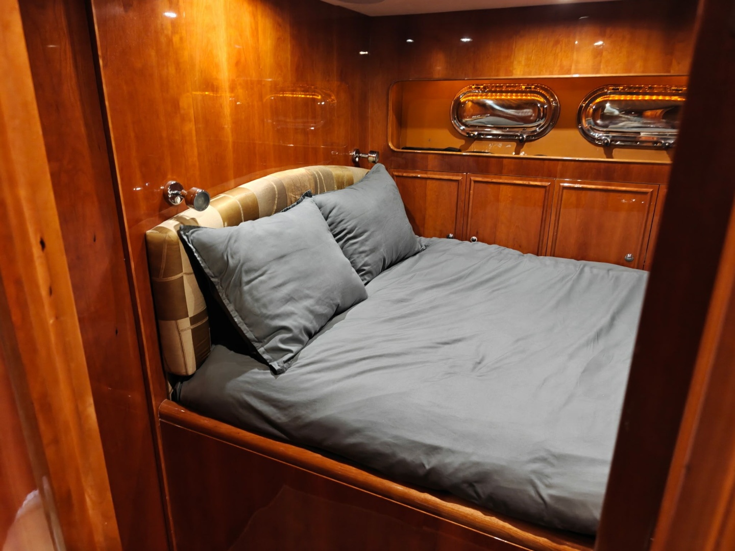Horizon-Elegance 82 2007-RAYS Palm Beach-Florida-United States-Captains Cabin Looking Outboard-6225619 | Thumbnail