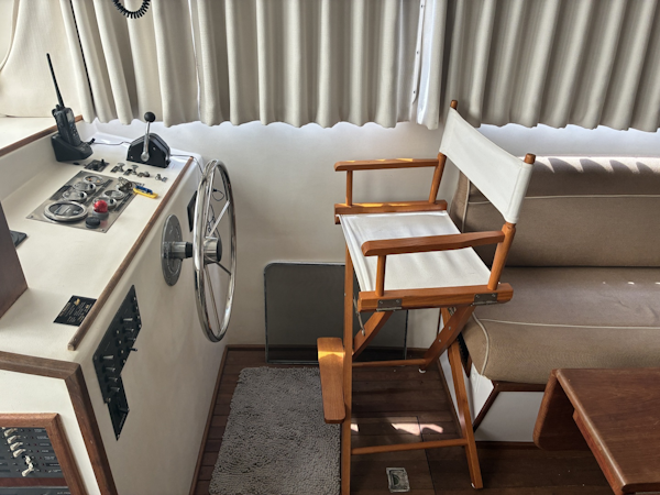 Duffy-35 Flybridge 1989-Kreweboat Bay St. Louis-Mississippi-United States-1989 Duffy 35 Flybridge  Lower helm-6009560