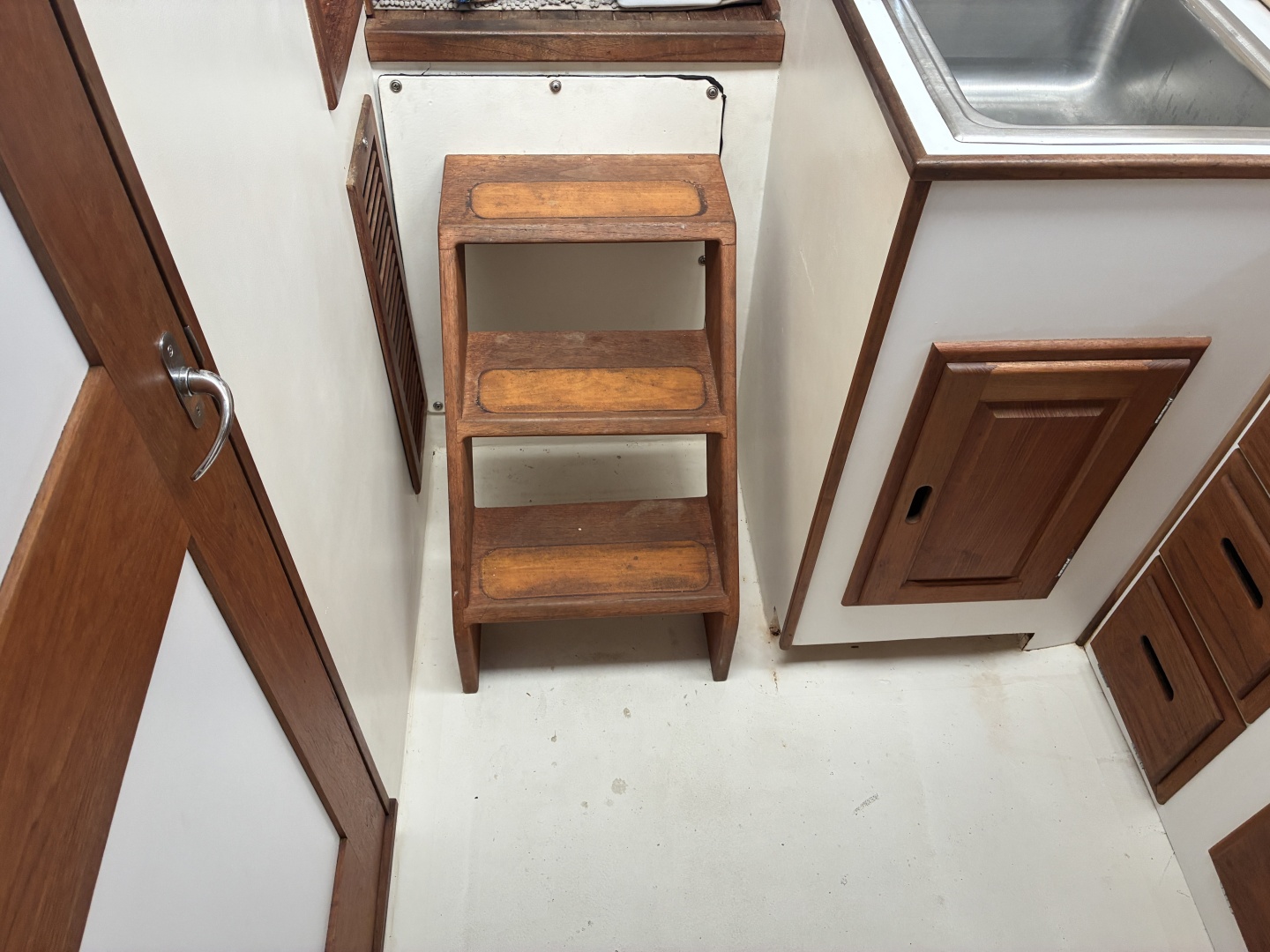 Duffy-35 Flybridge 1989-Kreweboat Bay St. Louis-Mississippi-United States-1989 Duffy 35 Flybridge  Companion way steps-6009577 | Thumbnail
