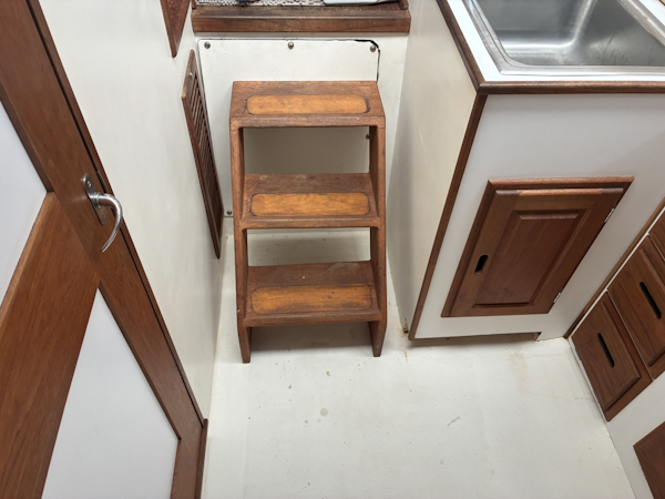 Duffy-35 Flybridge 1989-Kreweboat Bay St. Louis-Mississippi-United States-1989 Duffy 35 Flybridge  Companion way steps-6009577