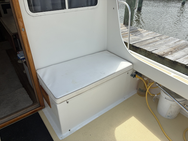 Duffy-35 Flybridge 1989-Kreweboat Bay St. Louis-Mississippi-United States-1989 Duffy 35 Flybridge  Cockpit storage-6009590