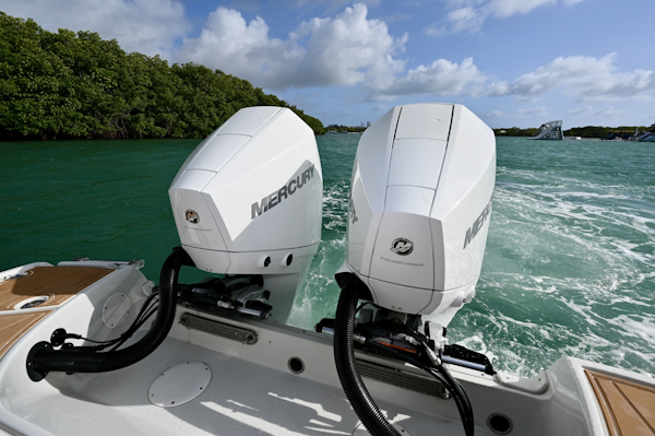 Crownline-Eclipse E 305 XS 2020 -North Miami-Florida-United States-Twin Mercury Outboards Close-Up-6024937