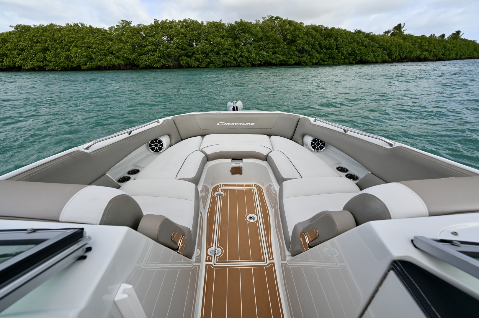 Crownline-Eclipse E 305 XS 2020 -North Miami-Florida-United States-Bow Seating Area Looking Forward-6024947 | Thumbnail
