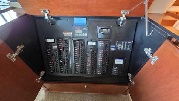 Meridian-490 Pilothouse 2008-Runaway Guntersville-Alabama-United States-Electrical-6035163