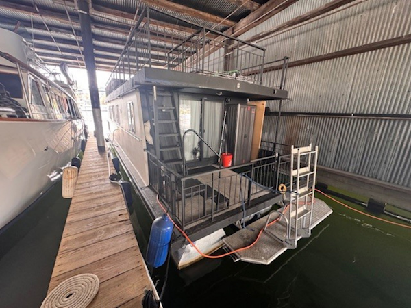 Three Buoys-Houseboat 1985 -Seattle -Washington-United States-6038272