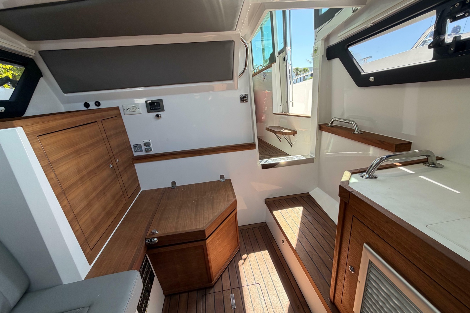 Axopar-37 Cabin 2018-Venture Off Naples-Florida-United States-6041150 | Thumbnail
