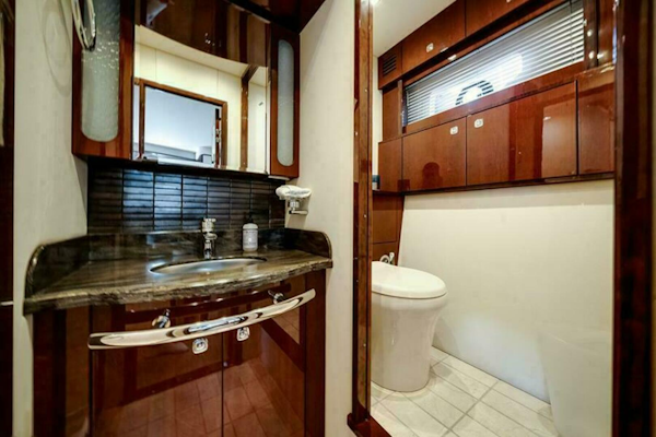 Sea Ray-610 Sundancer 2012-RECON ROYALE Grand Rivers-Kentucky-United States-Master head with vanity-6044726