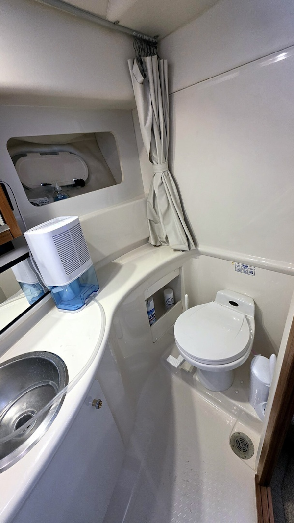 Bayliner-4087 CPMY 1999-Gallivanting Norfolk-Virginia-United States-Guest Wet Head Toilet-6048210