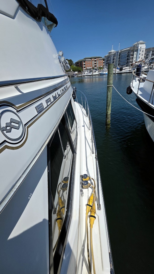 Bayliner-4087 CPMY 1999-Gallivanting Norfolk-Virginia-United States-Starboard Side Walkway-6048235 | Thumbnail