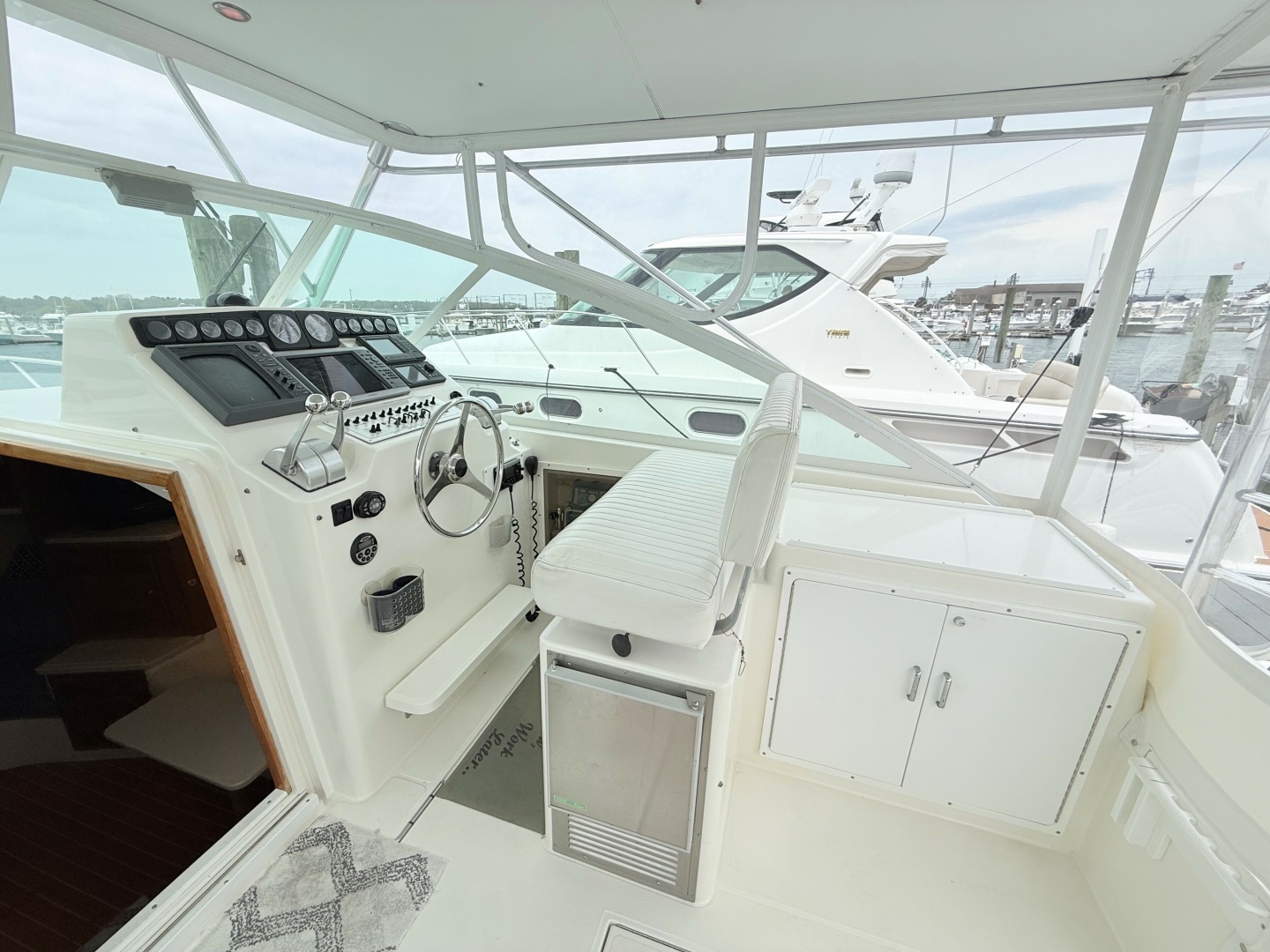 Cabo-Express 1999-SCREAMIN EAGLE Niantic-Connecticut-United States-Cabo 35 SCREAMIN EAGLE  Helm Station-6079601 | Thumbnail
