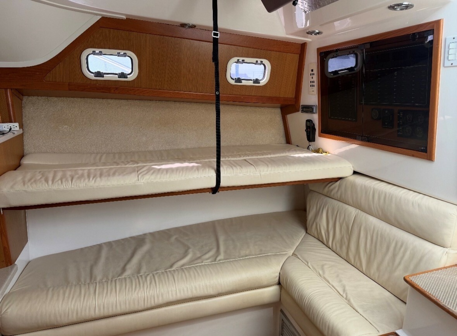Cabo-Express 1999-SCREAMIN EAGLE Niantic-Connecticut-United States-Cabo 35 SCREAMIN EAGLE  Cabin Seating-6052969 | Thumbnail