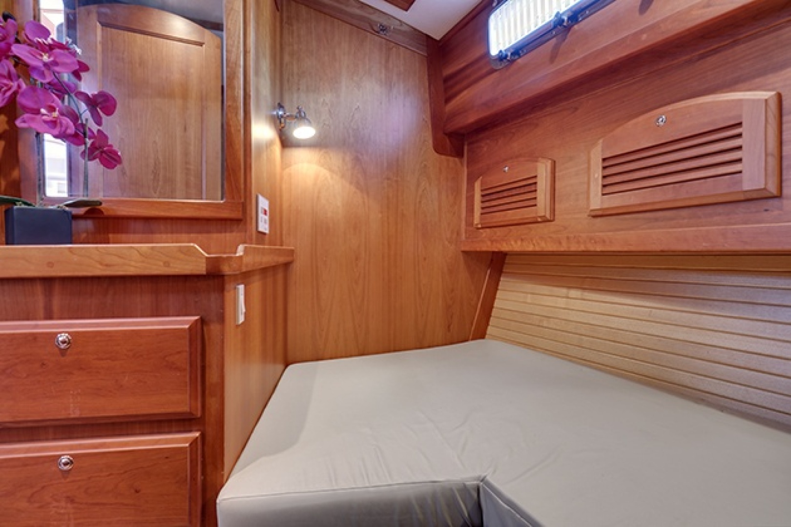 Sabre-42 Express 2005 -Branford-Connecticut-United States-2nd stateroom-6186316 | Thumbnail