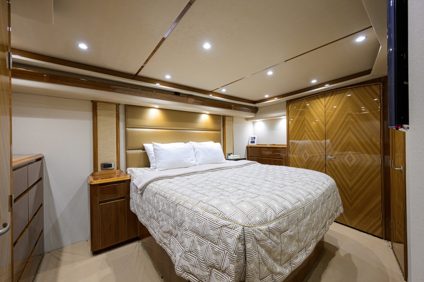 Viking-Convertible 2014-DESPERADO Virginia Beach-Virginia-United States-Viking 70 DESPERADO  Master Stateroom-6056772 | Thumbnail