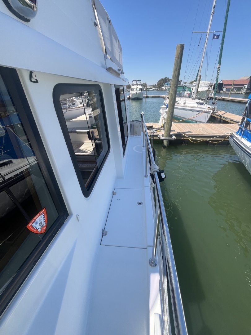 Beneteau-Swift Trawler 34 2015-Silver Lining Deltaville-Virginia-United States-Port Walkway Midship-6105969 | Thumbnail