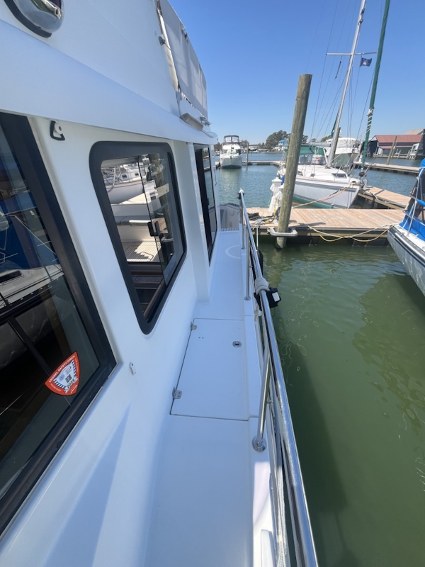 Beneteau-Swift Trawler 34 2015-Silver Lining Deltaville-Virginia-United States-Port Walkway Midship-6105969
