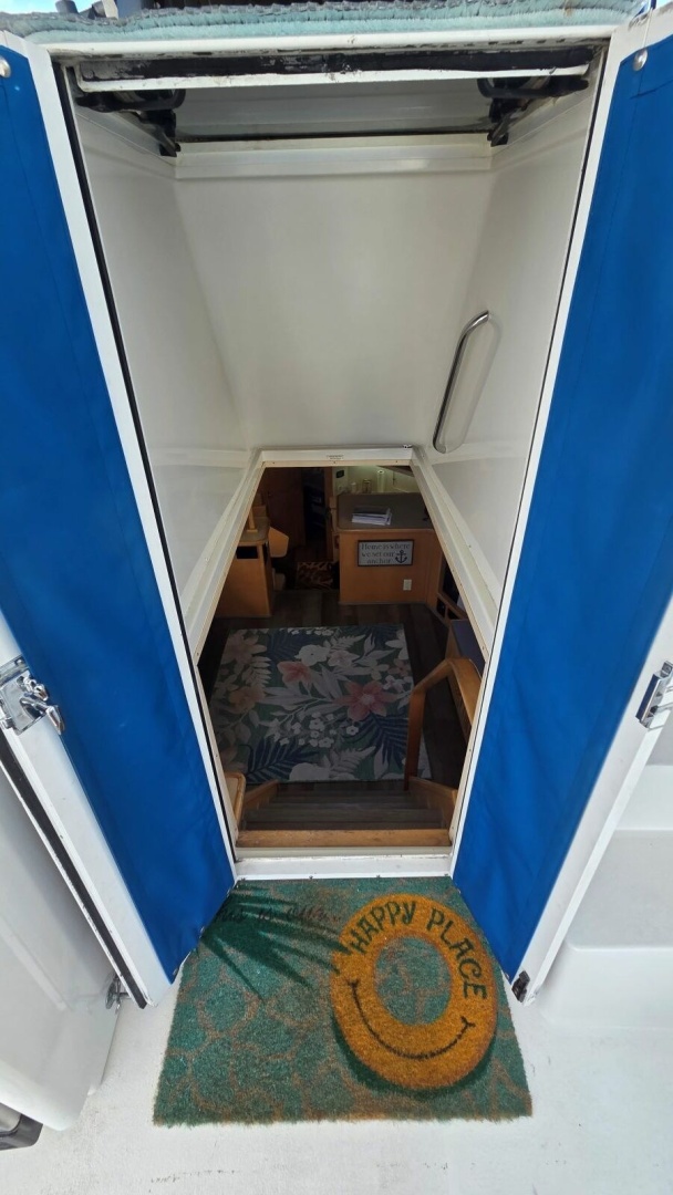 Carver-405 Aft Cabin Motor Yacht 1998-I Swear Gibsonton-Florida-United States-Salon Entrance-6060858 | Thumbnail