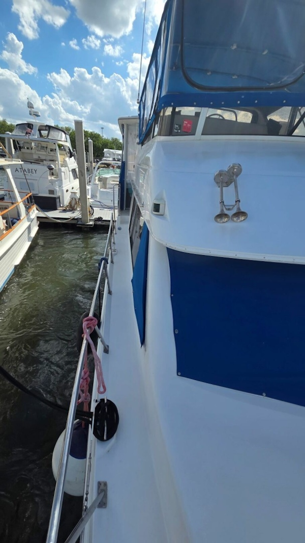 Carver-405 Aft Cabin Motor Yacht 1998-I Swear Gibsonton-Florida-United States-Bow-6060857