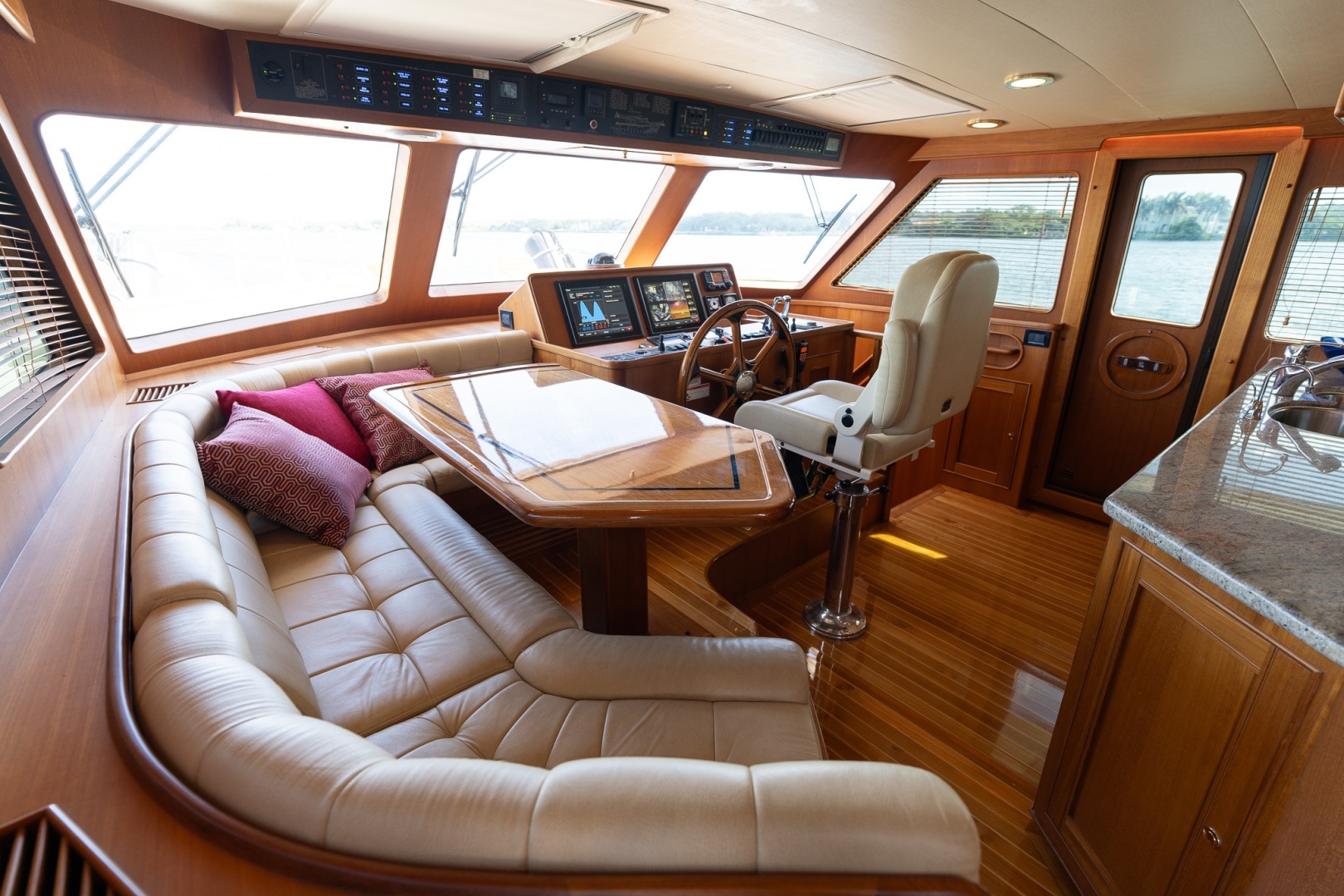 Marlow-Explorer 58E 2016-BUOYANT FORCE Vero Beach-Florida-United States-DINETTE FWD STBD-6060727 | Thumbnail