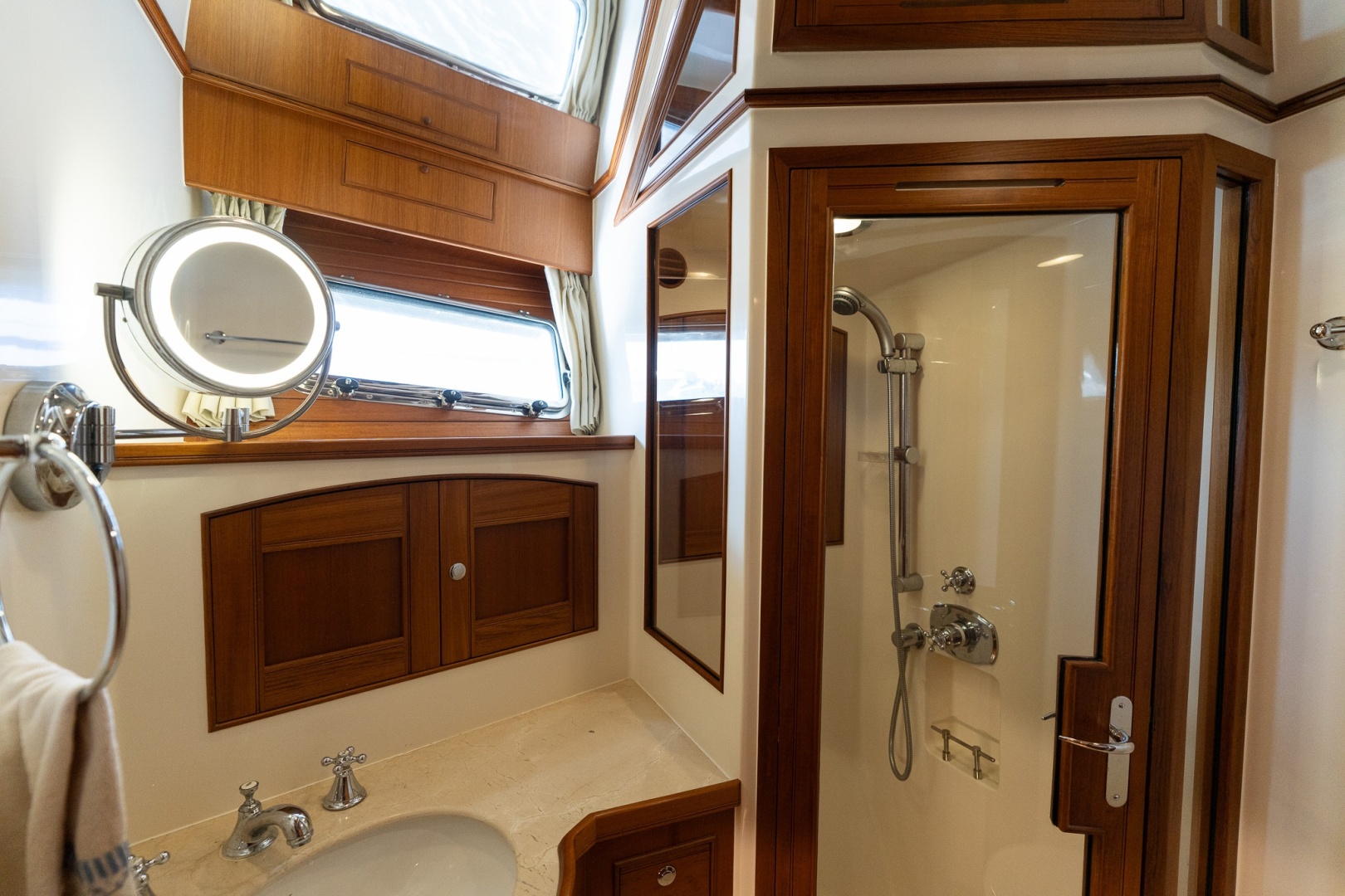 Marlow-Explorer 58E 2016-BUOYANT FORCE Vero Beach-Florida-United States-VIP HEAD AFT-6060761 | Thumbnail