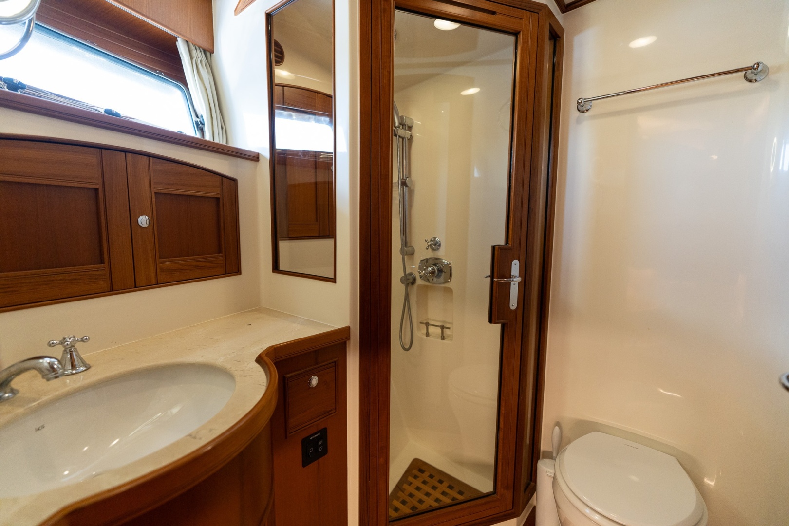Marlow-Explorer 58E 2016-BUOYANT FORCE Vero Beach-Florida-United States-VIP HEAD STBD-6060760 | Thumbnail