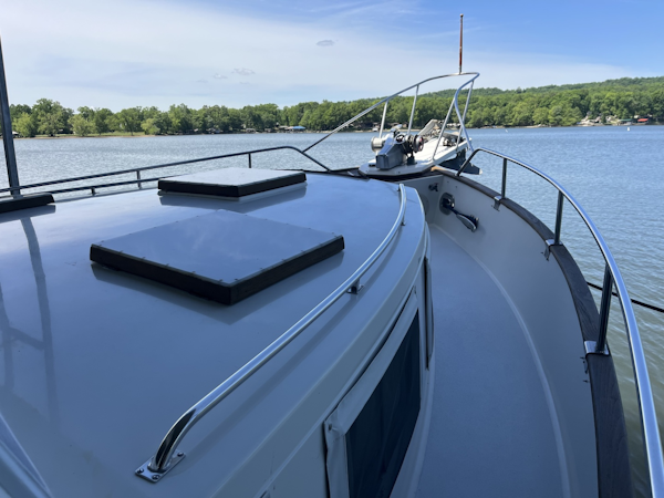 Grand Banks-49 Motor Yacht 1987 -Ten Mile-Tennessee-United States-Bow From Starboard Side Walk-6087052