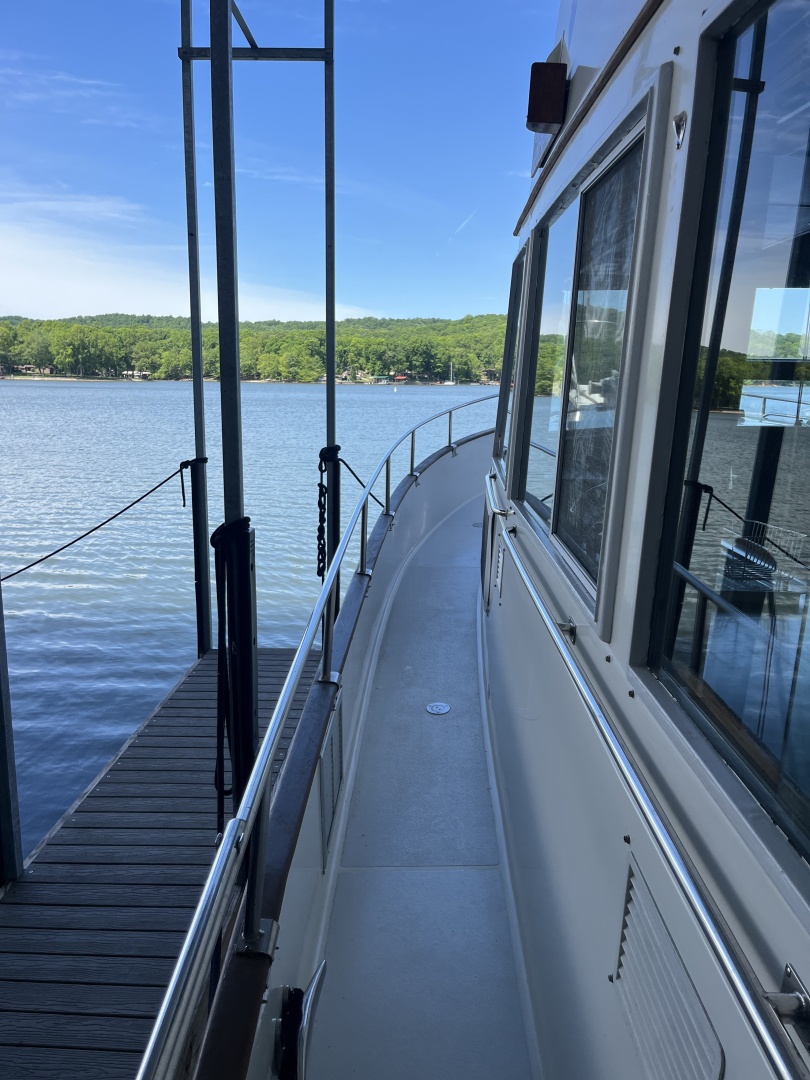 Grand Banks-49 Motor Yacht 1987 -Ten Mile-Tennessee-United States-Port Side Walk-6089082 | Thumbnail