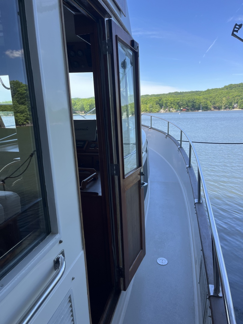 Grand Banks-49 Motor Yacht 1987 -Ten Mile-Tennessee-United States-Starboard Entry From Walkway-6089079 | Thumbnail