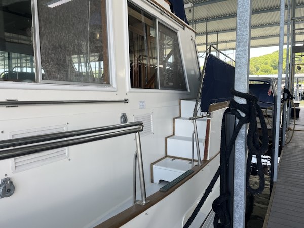 Grand Banks-49 Motor Yacht 1987 -Ten Mile-Tennessee-United States-Boarding From Port Side-6087074